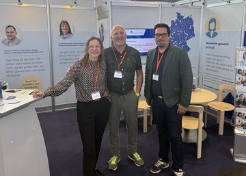 Ellen Krüger (BV BFW), Frank Heckroth (BFW Dortmund) und Tim Buse (BFW Oberhausen) am Stand des Bundesverbands Deutscher Berufsförderungswerke